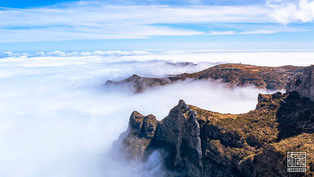 Berge und Wolken am Miradouro do Juncal auf Madeira in Portugal